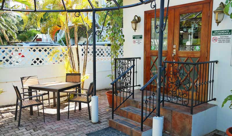belize_city_travel_guide_le_petit_cafe_radisson