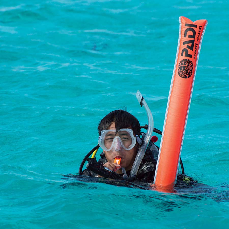 belize_diving_guide_surface_signaling_kit
